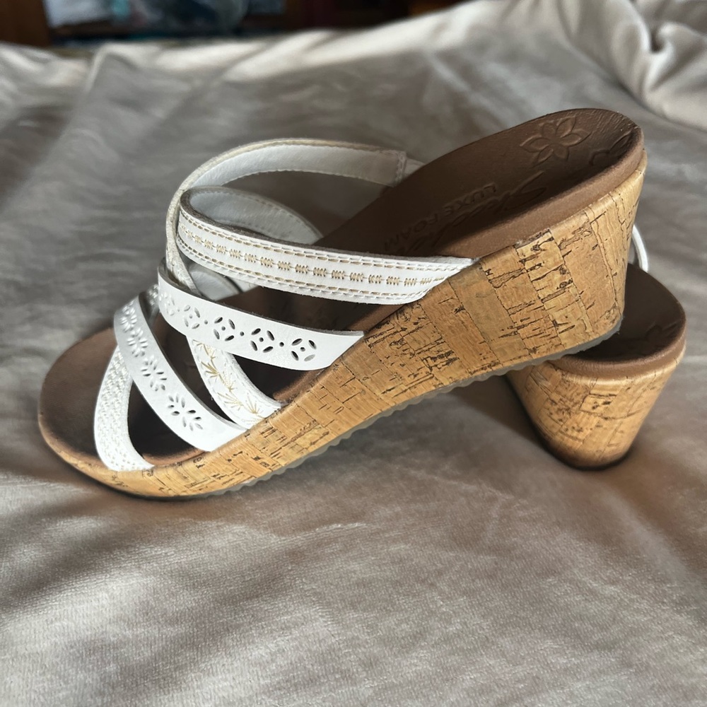 Skechers Luxe Foam Wedge Sandals white cork NWOT - Womens Size 7